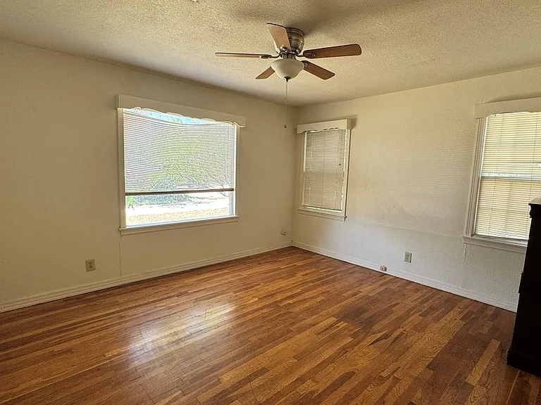 1206 E 11th Pl — Photo 13