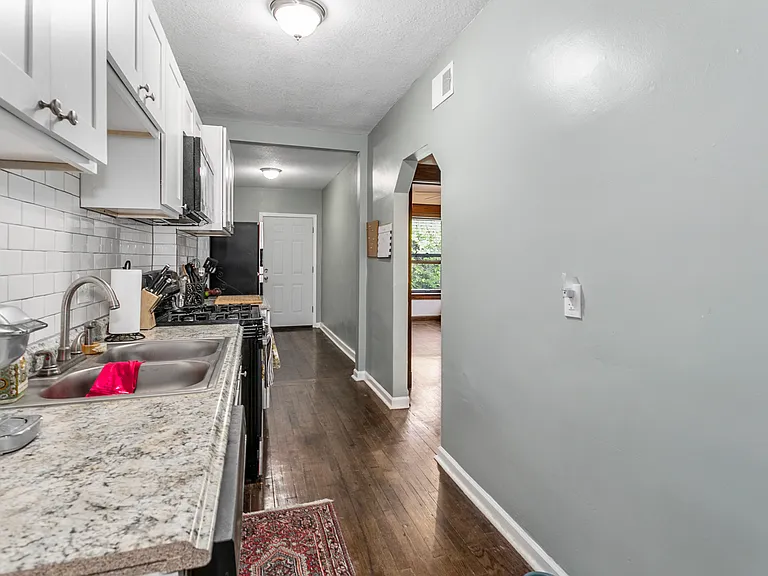 302 W 34th St #1E — Photo 9