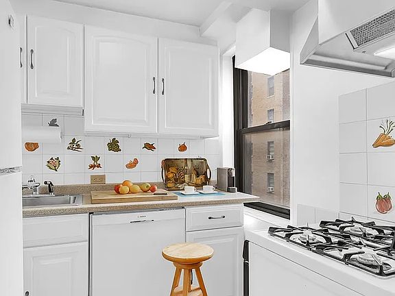 3rd image of 165 E 72nd St APT 15N