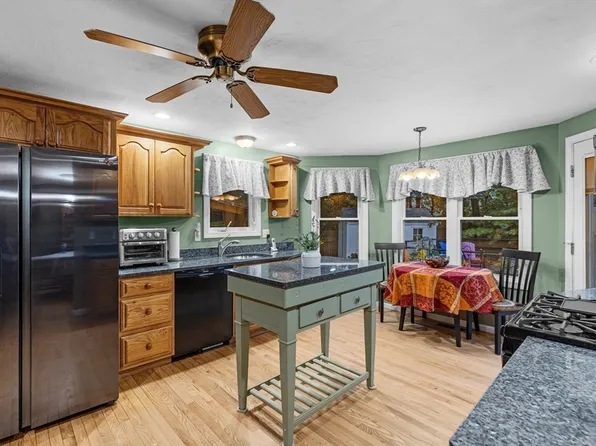 4 Penny Ln, Wareham, MA 02571