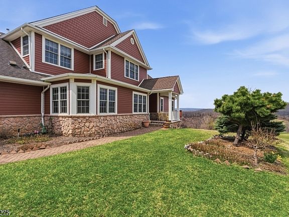 3rd image of 19 Rockhall Ct