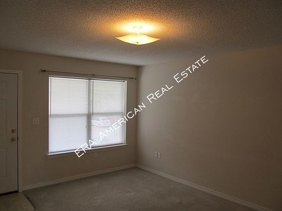 4th image of 28 Garden Ln APT 7