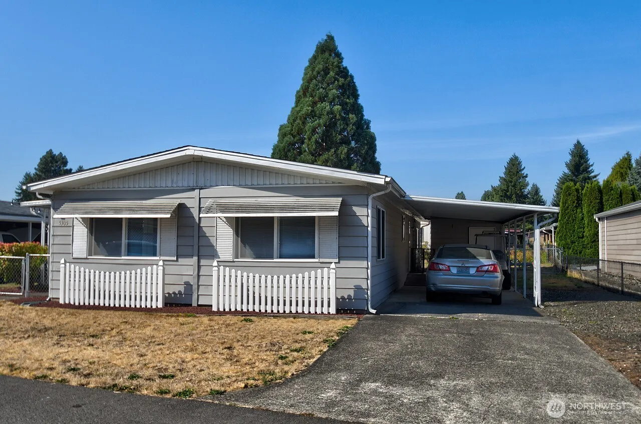 5305 Yakima Lane SE photo 1