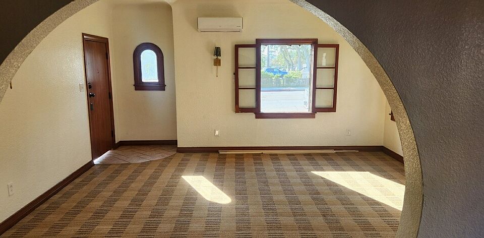 1st image of 880 N Park Ave #880