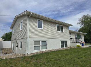 308 1/2 N 12th Ave, Hiawatha, IA 52233