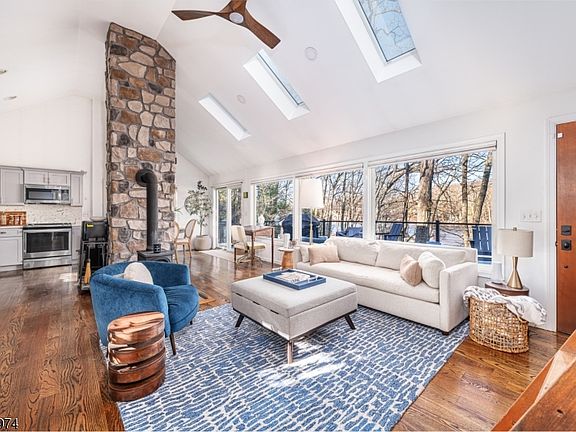 4th image of 361 E Lakeshore Dr