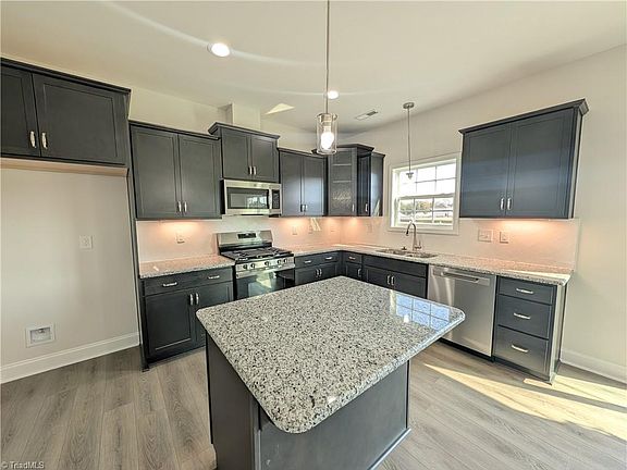 3rd image of 1323 Dandridge Dr
