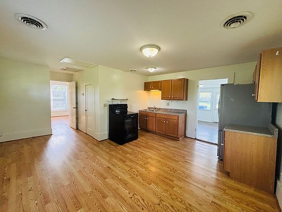 4th image of 2202 Meadowbrook Dr