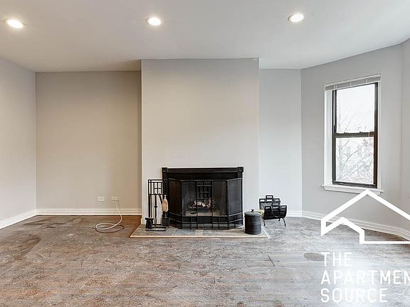 3rd image of 921 W Belle Plaine Ave #2E