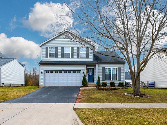 3rd image of 141 Lantern Chase Dr