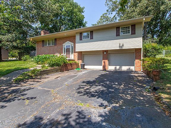 3rd image of 5718 Woodleaf Dr