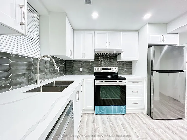 88 Hewitt Cres #LOWER — Photo 2