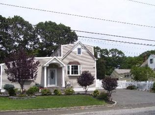 424 N Alleghany Ave, Lindenhurst, NY 11757
