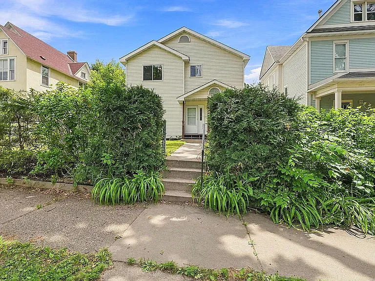 6 bed, 1876 sqft, $2,680 — Photo 2