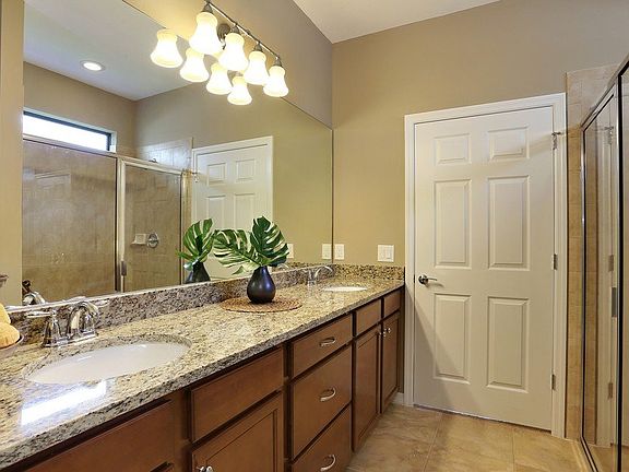 Model Representation Owner s bath with dual sinks and granite countertop