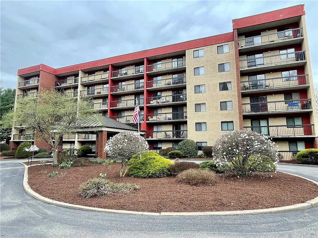 1987 Centurion Dr APT 111 photo 1