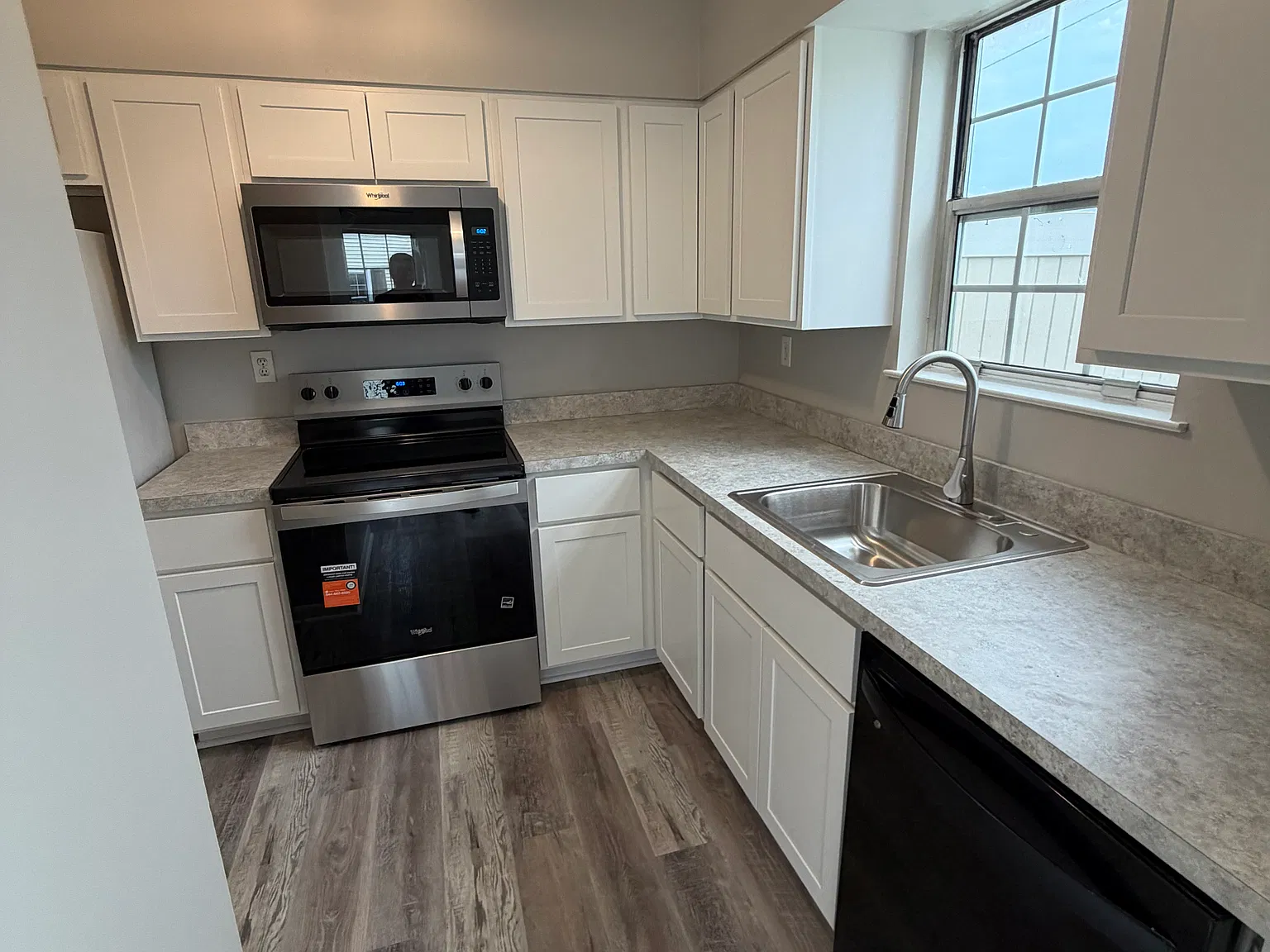 2 bed, 1050 sqft, $1,600 — Photo 2