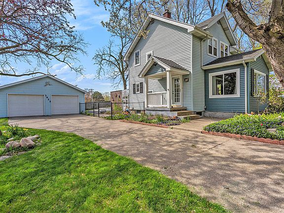 2nd image of 3925 Balsam Ave NE