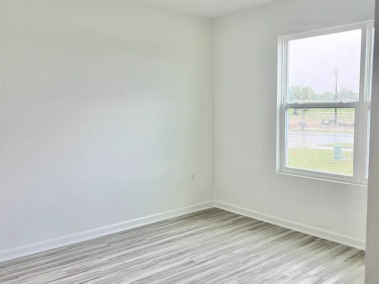 428 Winters Ave — Photo 4