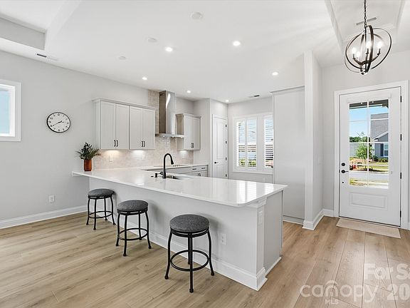 4th image of 1035 Rabbit Hill Ln
