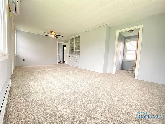 3rd image of 325 W Oak St