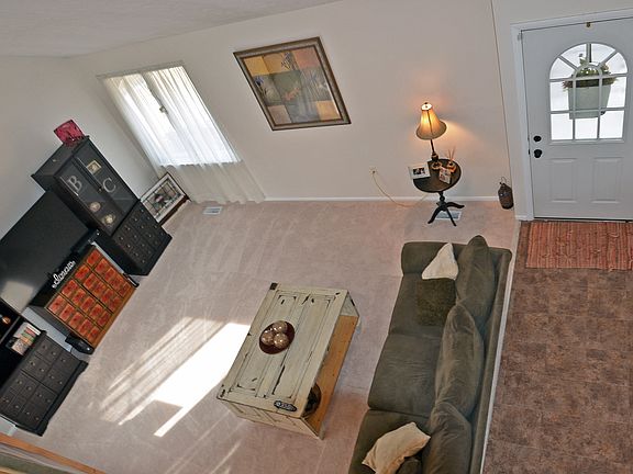 LR w/high vaulted ceiling