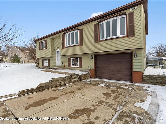 3rd image of 1596 Berkley Dr