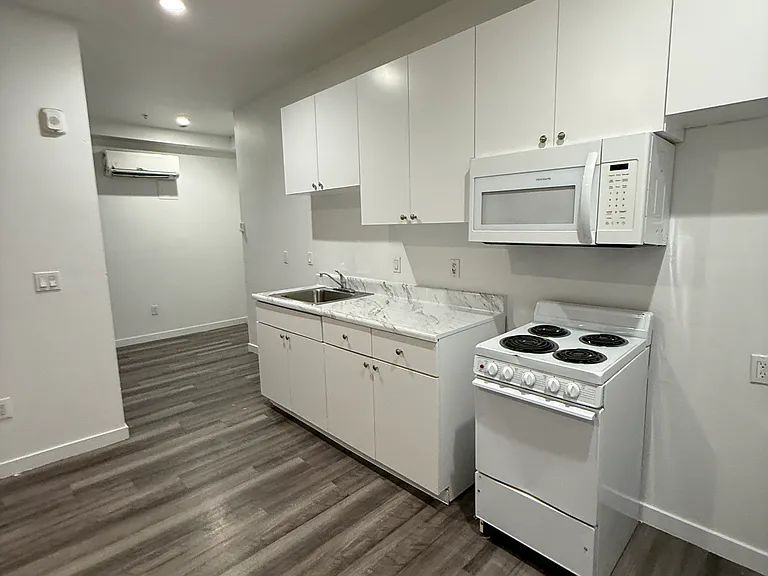 933 E Vernon Ave #8 — Photo 4
