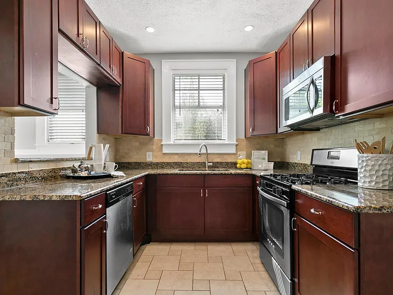 2801 W Estrella St — Photo 13