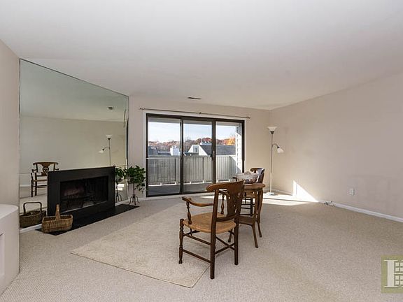 5th image of 176 Rowayton Woods Dr