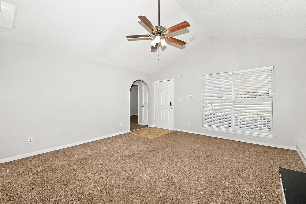 3 bed, 2.0 bath, 1466 sqft, $2,010 — Photo 3