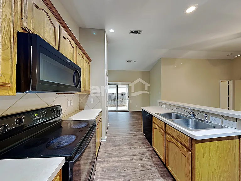 6436 Geneva Ln — Photo 4