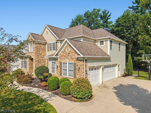 2nd image of 1049 Whispering Woods Dr