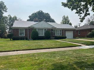 19732 W Kings Ct, Grosse Pointe Woods, MI 48236