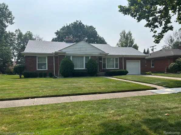 19732 W Kings Ct, Grosse Pointe Woods, MI 48236