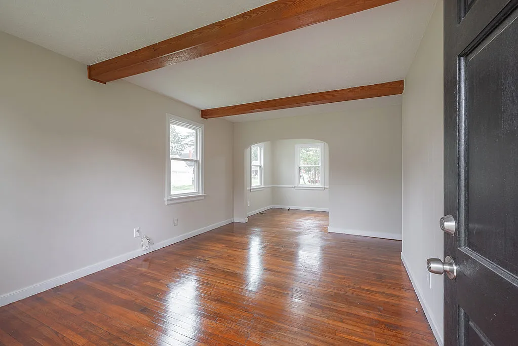 101 S Cedar Ave — Photo 3