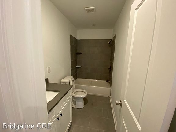5th image of 2737 Cambridge St #B