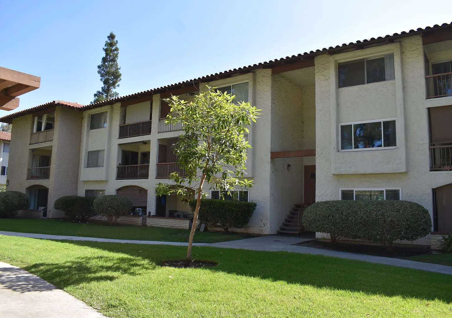 1 Bed 1 Bath Apartment in 92108 with Community Pool — Photo 1
