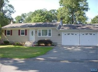 10 Madoc Trl, Oak Ridge, NJ 07438