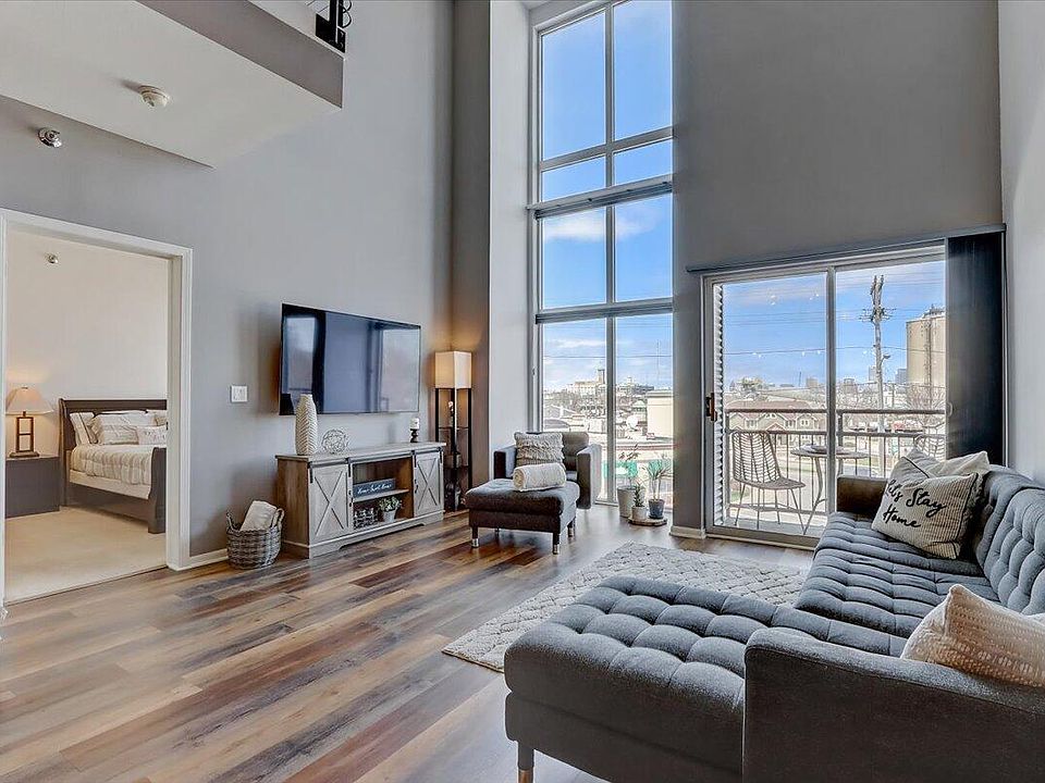 1st image of 2121 S Kinnickinnic Ave Unit 109