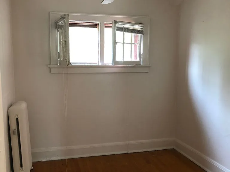 Newport Manor — Photo 24