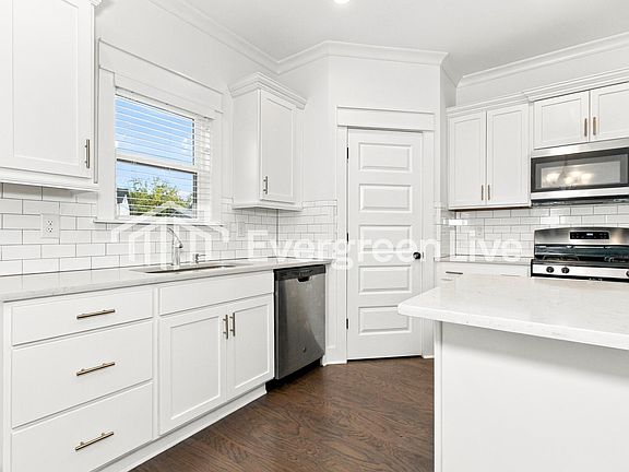 5th image of 2724 Village Ln