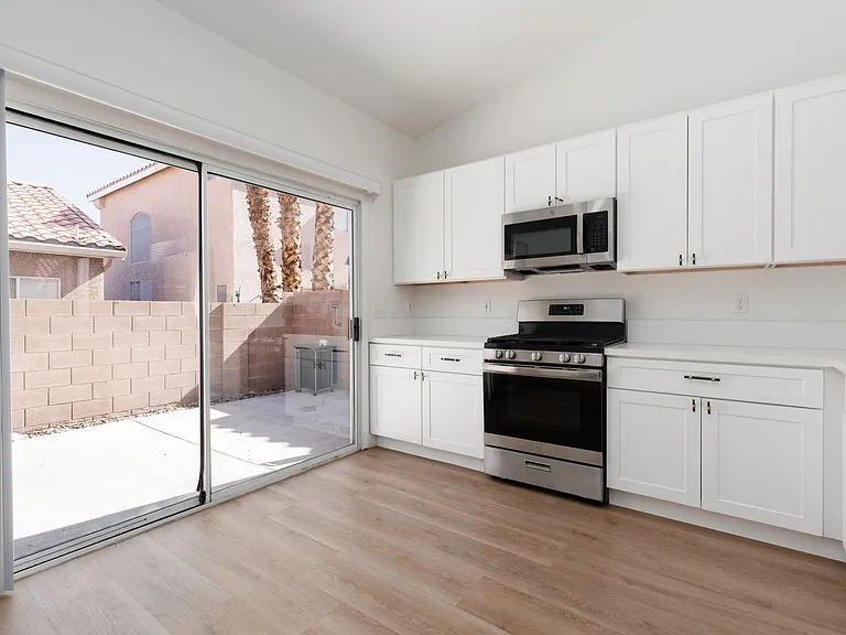 886 Park Walk Ave — Photo 7