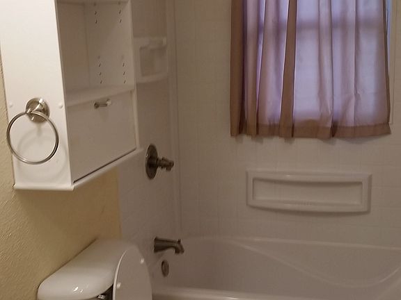3rd image of 916 Blaine St