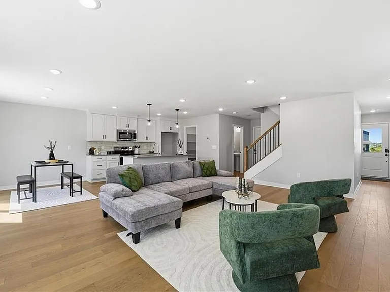 707 Glenn Cir — Photo 4