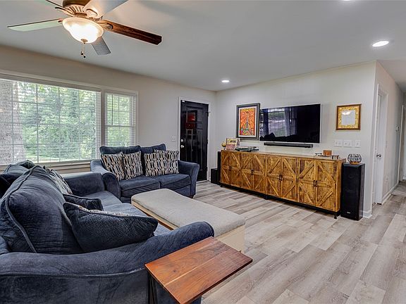 5th image of 4030 Creekside Dr