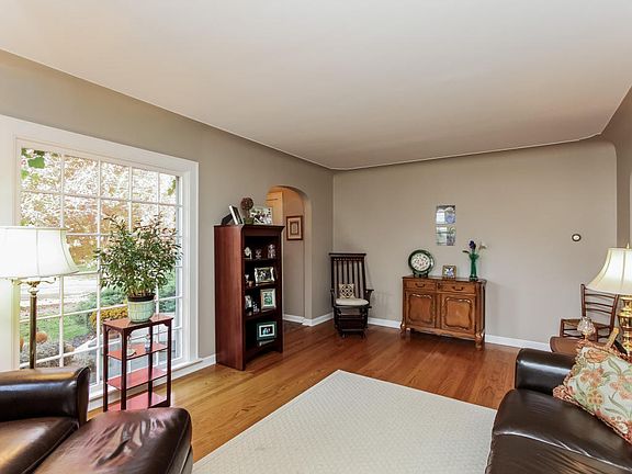 3rd image of 2550 Beechwood Dr SE