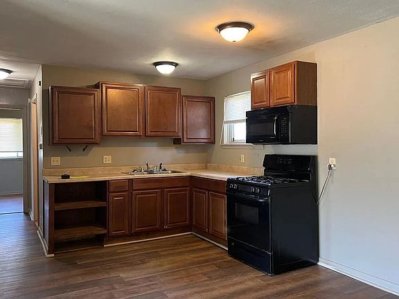 4th image of 5105 N Woodland Dr