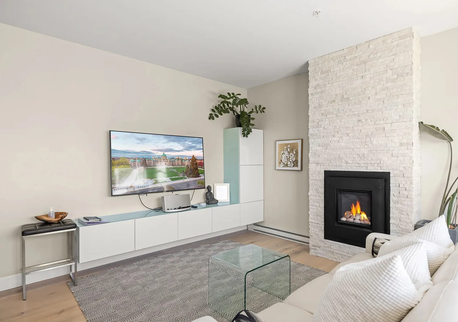 2 bed, 1000 sqft, $4,000 — Photo 1