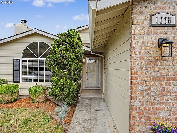 2nd image of 1778 NE Laurelwood Loop